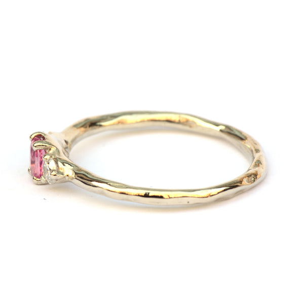 Witgouden ring met knalroze saffier en diamant