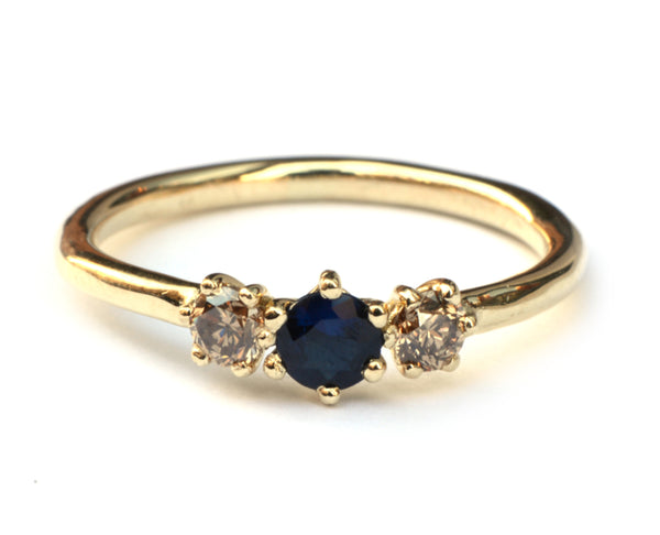 Ring met donkerblauwe saffier en diamant