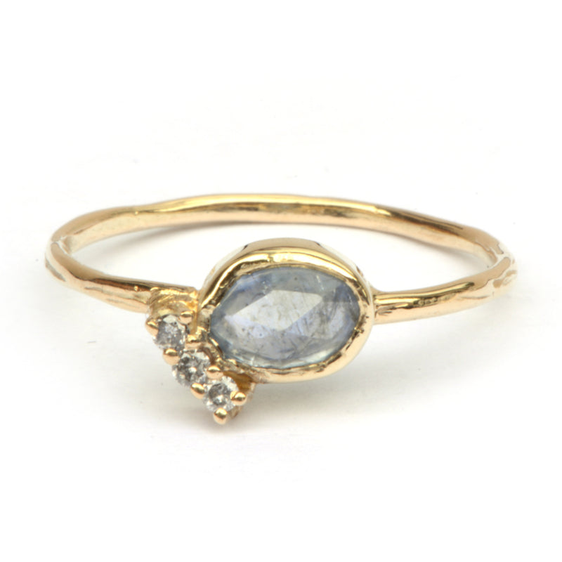 Ring met grijsblauwe saffier en diamantjes