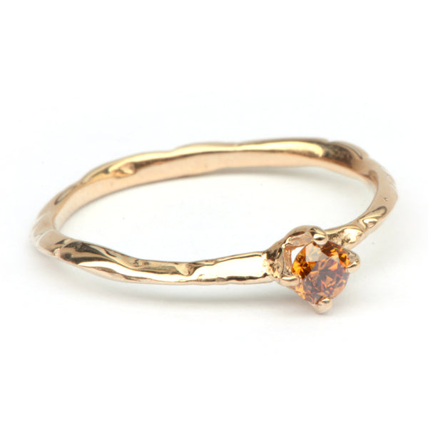 Sierlijke takjesring met cognac diamant