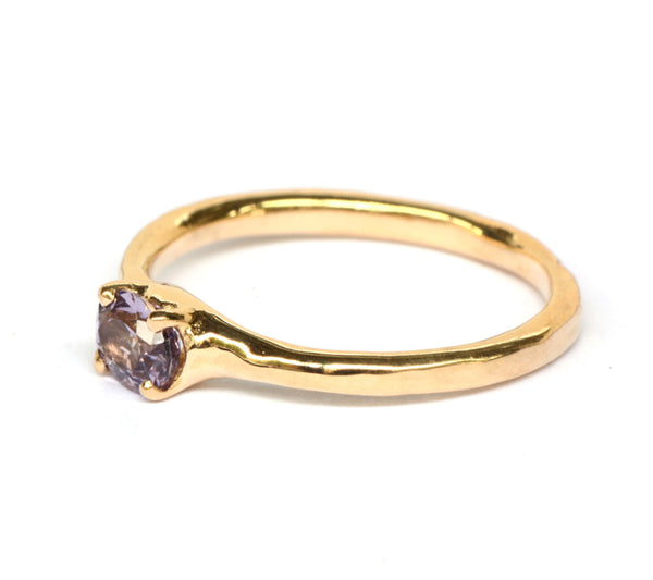 Ring met lila saffier