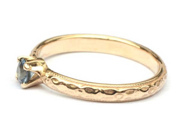 Romantische ring met blauwe spinel