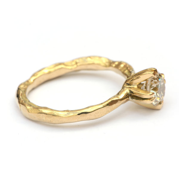 Grillige ring met grote fancy diamant