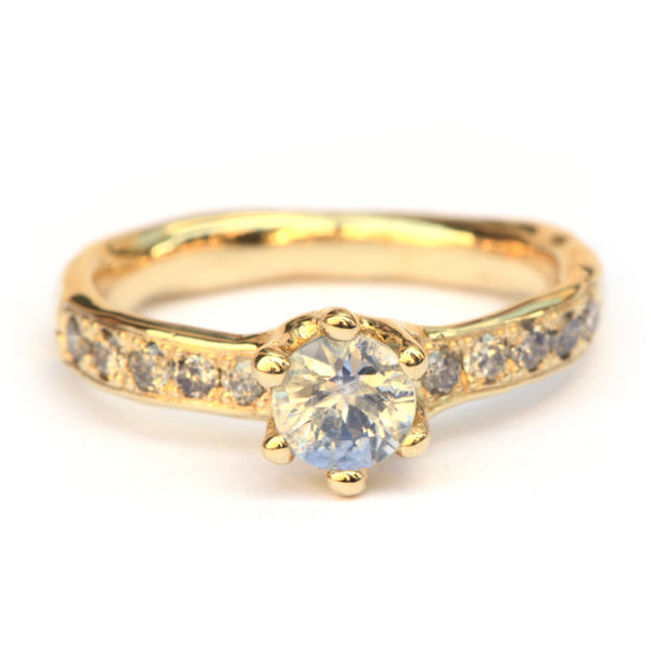 Ring met lichtblauwe saffier