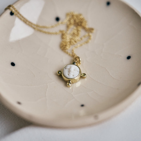 Maanhangertje met groene diamantjes
