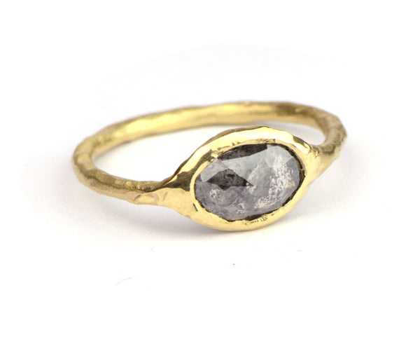 Ring met ovale salt & pepper diamond