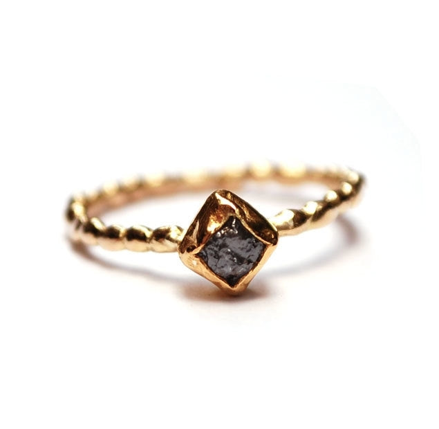 Ring met vierkante ruwe diamant