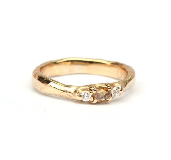 Ruwe ring met natural olive en witte diamanten