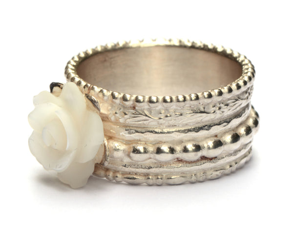 Pareldraadring met witte roos