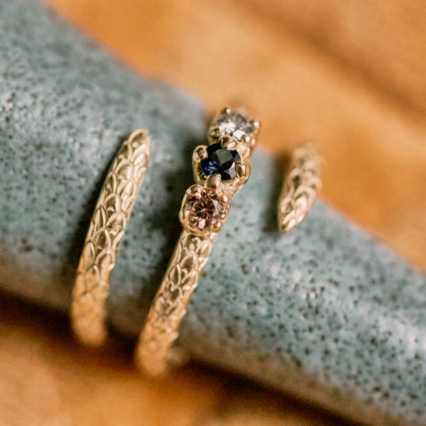 Slangenring met diamant en saffier