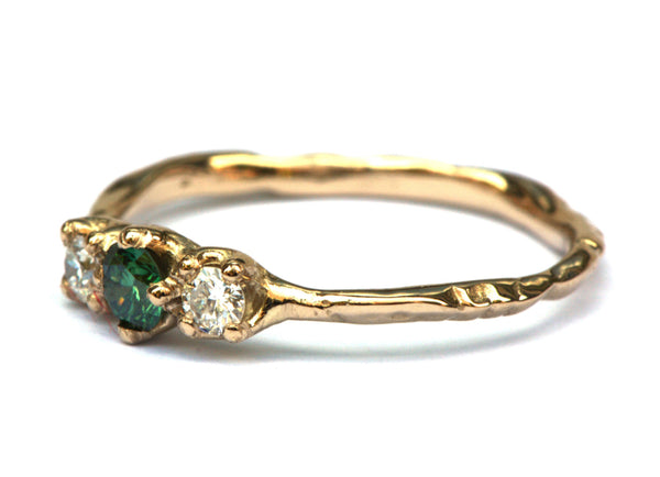 Ring met groene en witte diamanten