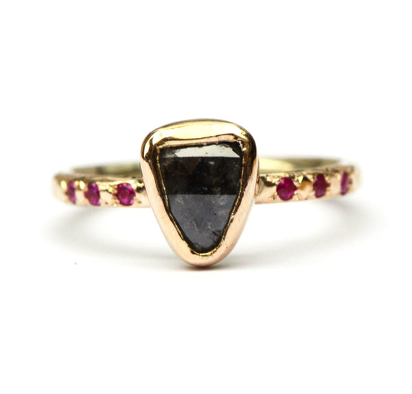 Ring met donkergrijze diamant en robijnen