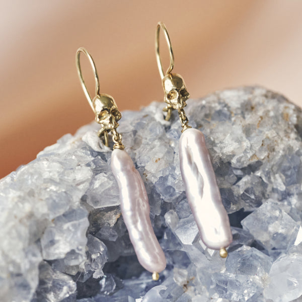 Skully oorhangers met lange parels