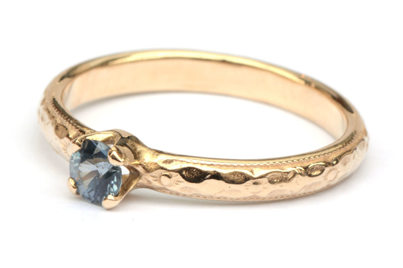 Romantische ring met blauwe spinel