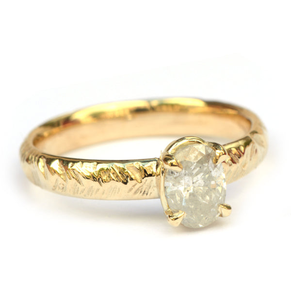Ring met ovale ijsdiamant