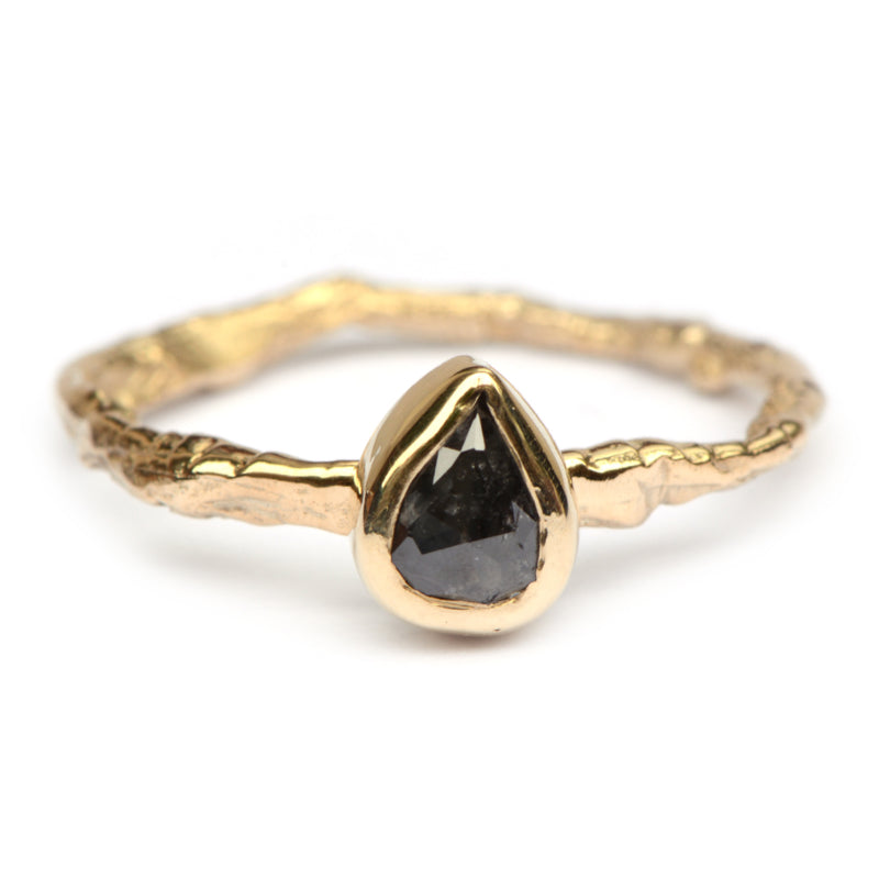 Ring met donkere druppeldiamant