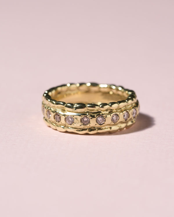 Stoere pareldraadring met pinkish brown diamanten