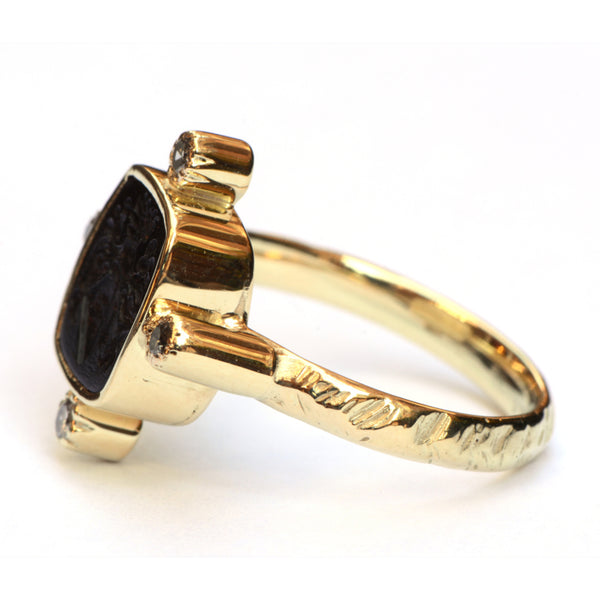 Ring met zegelsteen en diamanten