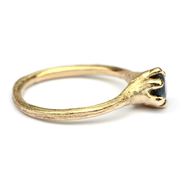 Ring met color change saffier