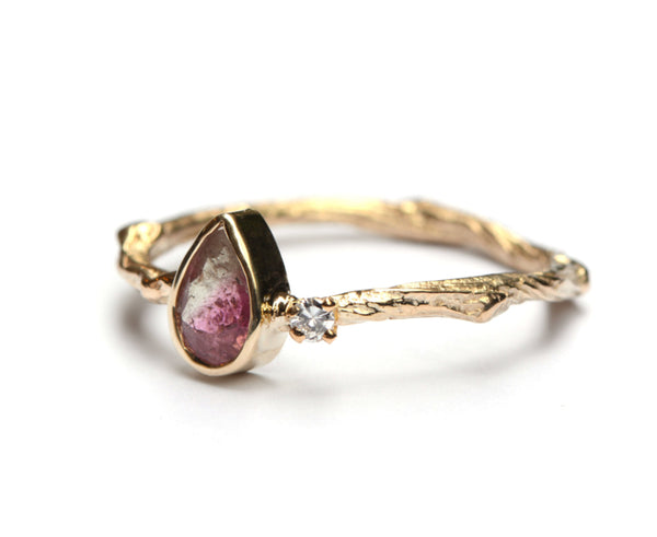 Ring met druppelvormige toermalijn en diamant