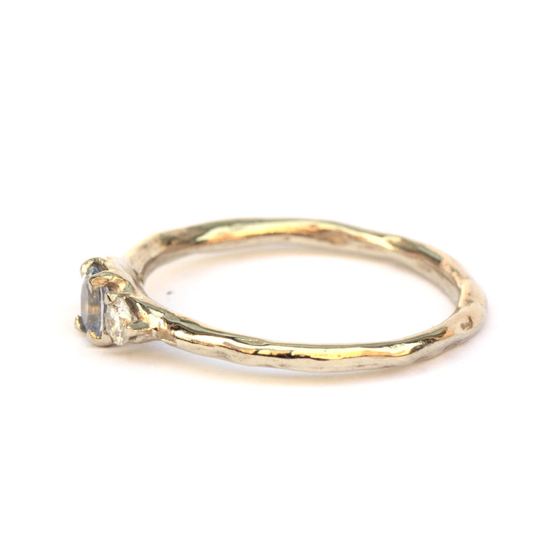 Witgouden ring met lichtblauwe saffier en diamant