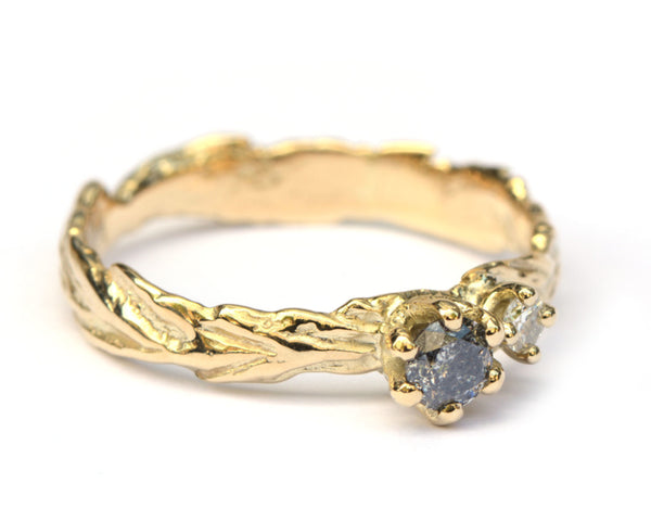 Trouwring met twee diamanten