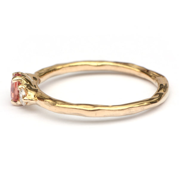 Ring met perzikkleurige saffier en diamant