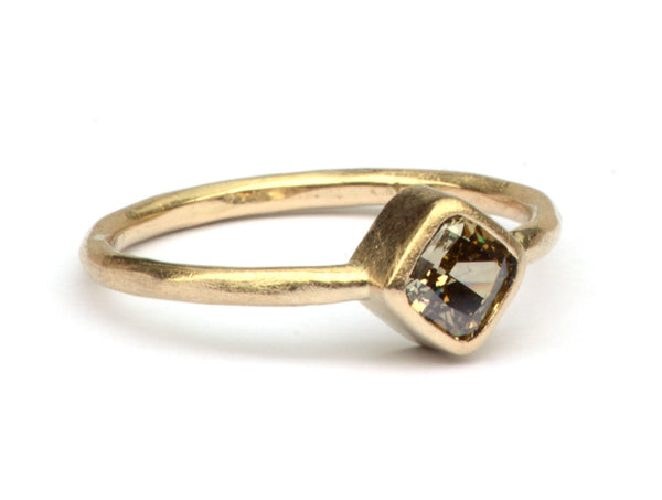 Verlovingsring met fancy brown carré diamant