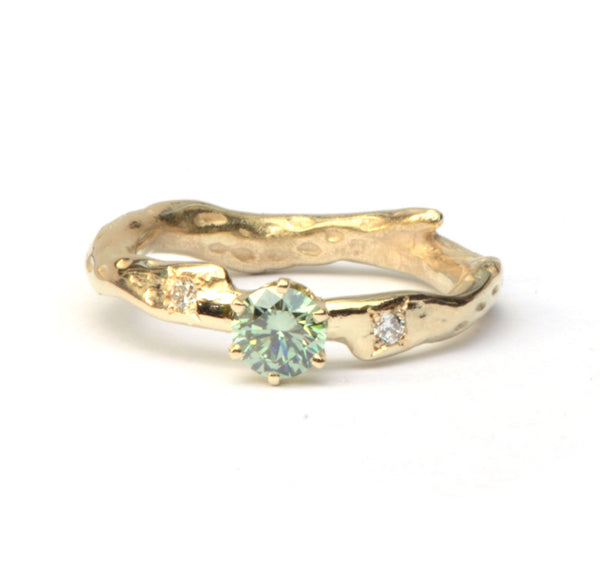 Verlovingsring met groene en witte diamanten