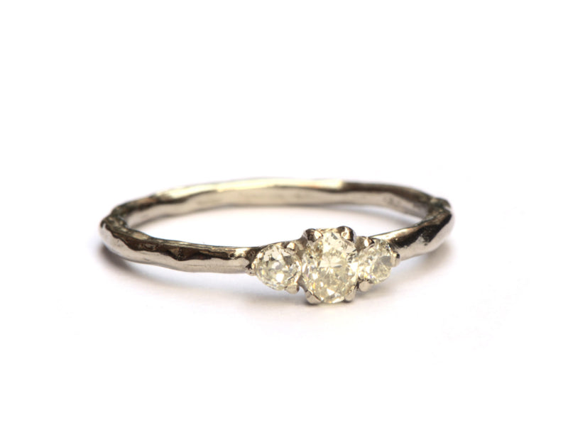 Ring met drie antieke diamanten