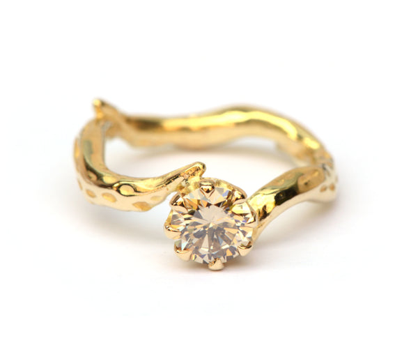 Koraalring met light brown diamant