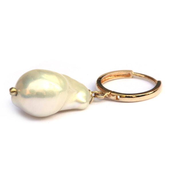 Single oorring met grote witte baroque parel