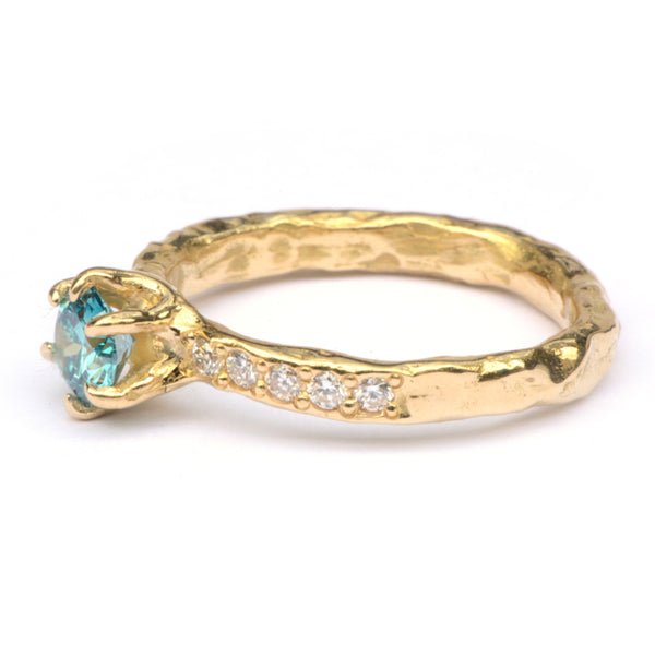 Grillige chatonring met ocean blue diamant