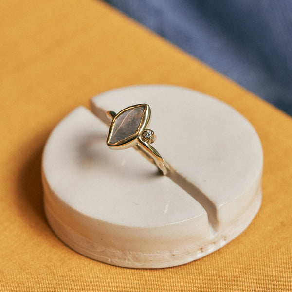 Ring met free form saffier en diamant