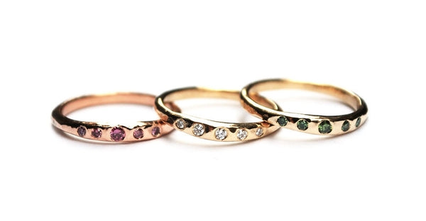 Ring met vijf groene diamantjes
