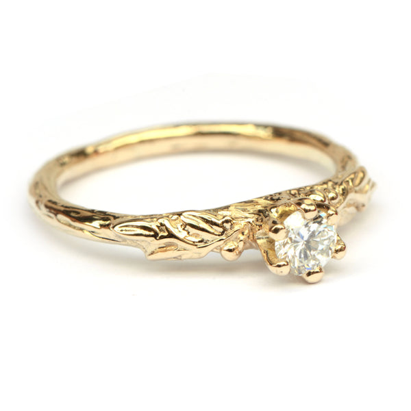Ring met grillige blaadjes en diamant